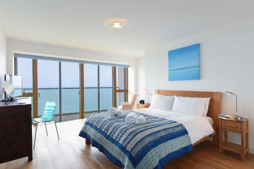 een slaapkamer met een bed met handdoeken erop bij Glas Mor in Carbis Bay