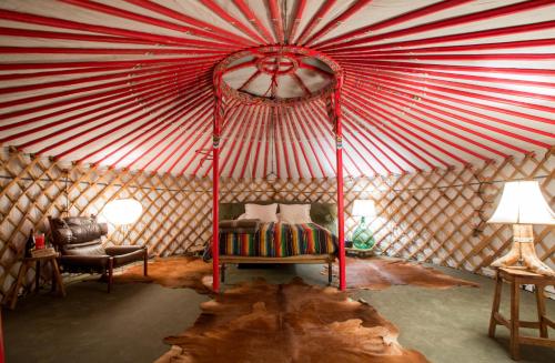 um quarto com uma cama numa tenda em El Cosmico em Marfa