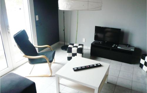 TV a/nebo společenská místnost v ubytování 3 Bedroom Cozy Home In Quarante