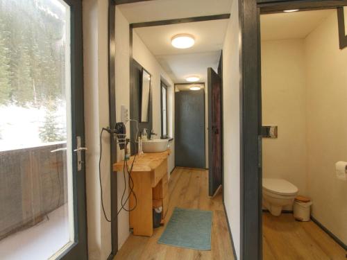 łazienka z umywalką i toaletą w obiekcie Lovely Holiday Home in Mayrhofen with Garden and Whirlpool w Mayrhofen
