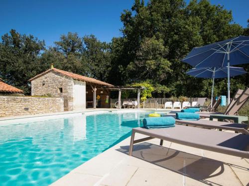 une piscine avec des chaises et un parasol dans l'établissement Le Grand Gapard 24 pers, à Issac
