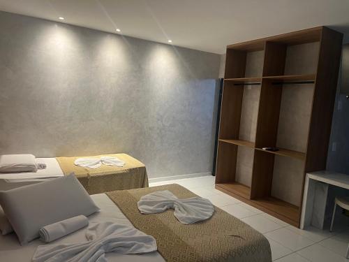 um quarto com duas camas com toalhas no chão em MarBello em Maragogi