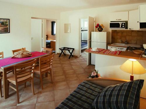 Il comprend un salon et une cuisine avec une table et des chaises. dans l'établissement Apartment in Corsica with Beach Access, à Borgo