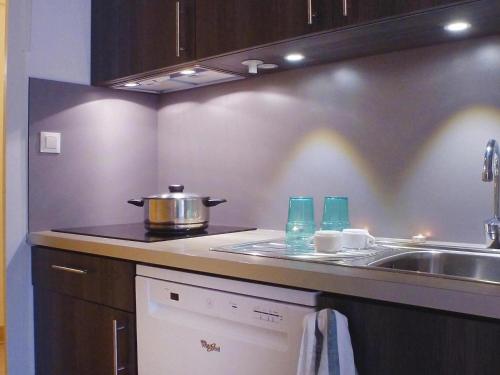 - une cuisine avec évier et pot sur le comptoir dans l'établissement Holiday home for 6 guest with sea view, à Soulac-sur-Mer