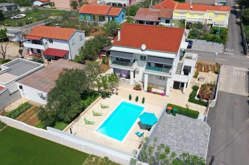 Family friendly apartments with a swimming pool Vrsi - Mulo, Zadar - 20732