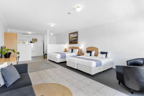 Ένα ή περισσότερα κρεβάτια σε δωμάτιο στο Coast Motel and Apartments