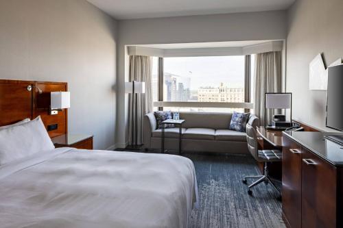 リッチモンドにあるRichmond Marriottのベッドとソファ付きのホテルルーム