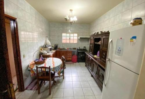 博尼圖的住宿－Guest Hostel 2 Marli's，厨房配有桌子和白色冰箱。