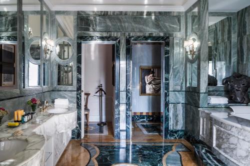 Um banheiro em The St. Regis Rome