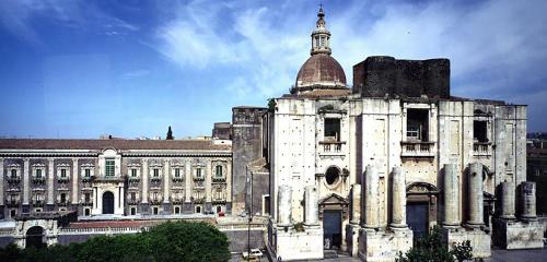 an old building with a tower on top of it at Apartments Casa Vacanze Dante in Catania
