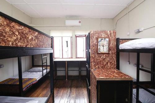 24 Seven B&B Mamasan emeletes ágyai egy szobában