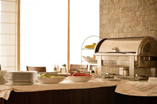 een aanrecht met borden en kommen met eten erop bij Family Hotel Berlin Beach Sveti Vlas in Sveti Vlas