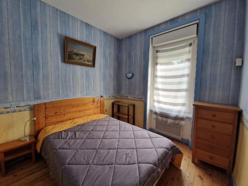 a bedroom with a bed and a window at Holiday flat with sea and garden view, just 400m from the beach in Port-Blanc in Penvénan