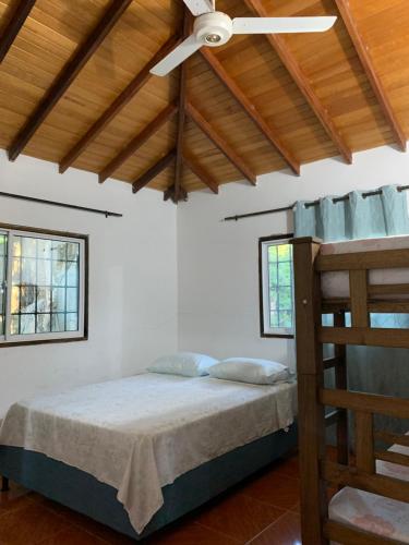 Postel nebo postele na pokoji v ubytování Hostal Casa Jocolate Minca