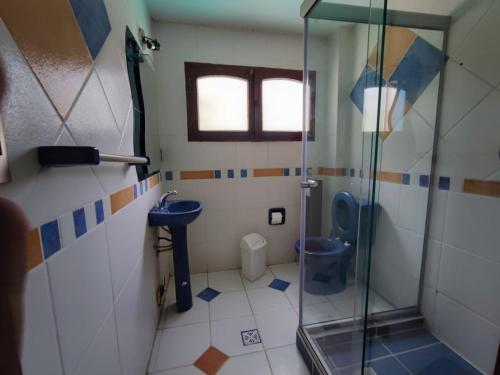 y baño con ducha, aseo y lavamanos. en Familia Heresi ( Casa Kairos), en Cochabamba