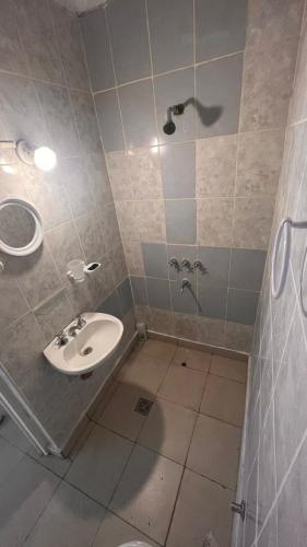 y baño con lavabo y ducha. en Las Moras en Mendoza