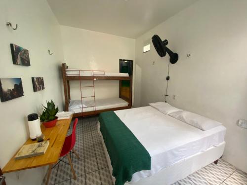 Ένα ή περισσότερα κρεβάτια σε δωμάτιο στο Casa Guarnicê Hostel