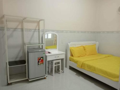 a small bedroom with a bed and a mirror at Homestay 195/4 in Ấp Khánh Phước (1)