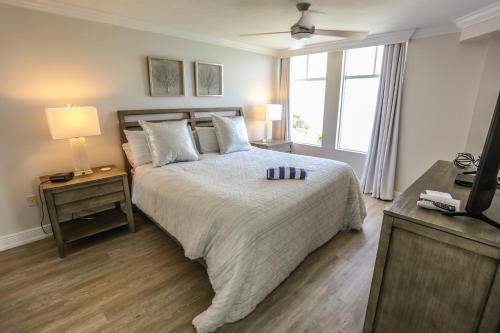 Un dormitorio con una cama grande y una ventana en Lovers Key Resort 404, en Fort Myers Beach