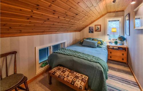 um quarto com uma cama numa pequena casa em 5 Bedroom Pet Friendly Home In Sollebrunn em Sollebrunn