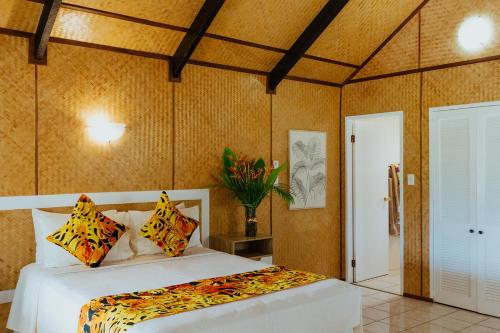 a bedroom with a bed in a room at Tai Roto Bay in Arutanga