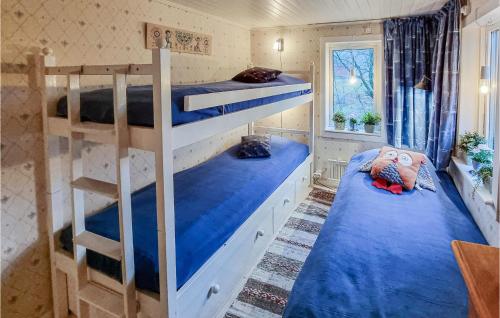 Krevet ili kreveti na sprat u jedinici u okviru objekta Amazing Home In Bullaren With Lake View