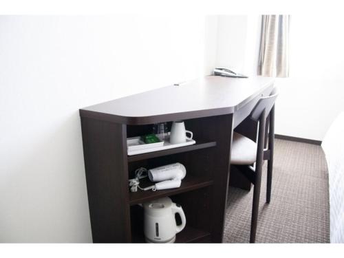 a desk in a room next to a bed at HOTEL GLANY's KUMAGAYA - Vacation STAY 27265v in Kumagaya