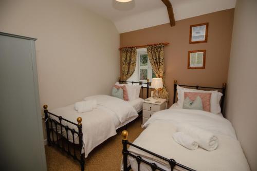 En eller flere senge i et værelse på Orchard Cottage - Rudge Farm Cottages