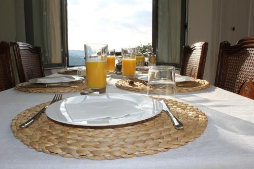 une table avec une plaque blanche et des verres de jus d'orange dans l'établissement La Caladina, à Mougins