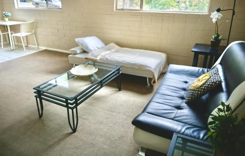 uma sala de estar com um sofá e uma mesa em University Place-near U Of U, Hospitals, Downtown em Salt Lake City