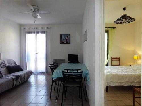 un salon avec une table et un lit dans l'établissement Appartement F2 avec Ascenseur, WIFI et Animaux Acceptés à Amélie-les-Bains - FR-1-703-1, à Amélie-les-Bains-Palalda