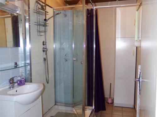 y baño con ducha acristalada y lavamanos. en Appartement Amélie-les-Bains-Palalda, 2 pièces, 2 personnes - FR-1-703-1, en Amélie-les-Bains-Palalda