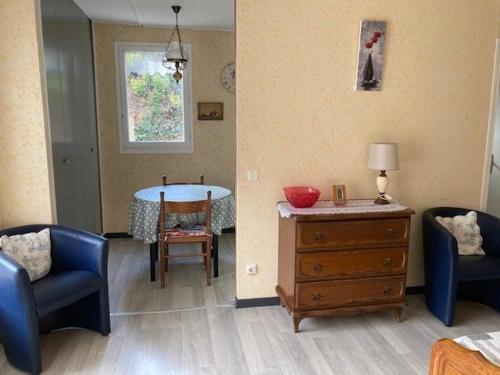 un salon avec une table et des chaises bleues dans l'établissement Studio 2 Couchages avec Balcon, Wi-Fi et Proche Thermes à Amélie-les-Bains - FR-1-703-9, à Amélie-les-Bains-Palalda