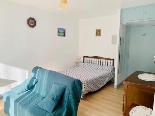 Posteľ alebo postele v izbe v ubytovaní Studio cosy avec balcon, parking et Wifi - 2 pers, proche thermes et centre ville - FR-1-703-11
