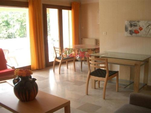 un salon avec une table et des chaises de salle à manger dans l'établissement Appartement F2 avec Terrasse, Parking et WiFi, Animaux Acceptés, proche Amélie-les-Bains. - FR-1-703-13, à Amélie-les-Bains-Palalda
