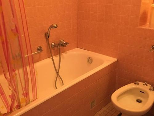Kúpeľňa v ubytovaní Appartement F2 avec Terrasse, Parking et WiFi, Animaux Acceptés, proche Amélie-les-Bains. - FR-1-703-13