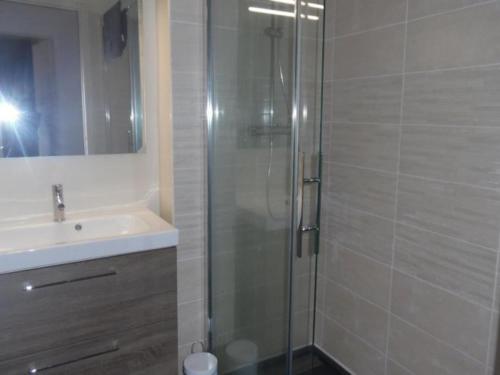 Kúpeľňa v ubytovaní Appartement F3 avec terrasse et parking à 400m du centre d'Amélie-les-Bains - FR-1-703-23