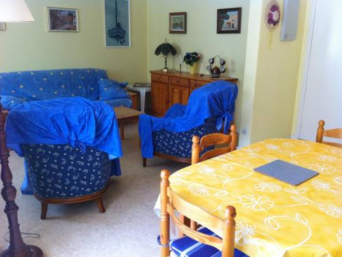 un salon avec un canapé, des chaises et une table dans l'établissement Charmant F2 à Amélie-les-Bains avec Terrasse et Parking - 2 Couchages - FR-1-703-26, à Amélie-les-Bains-Palalda