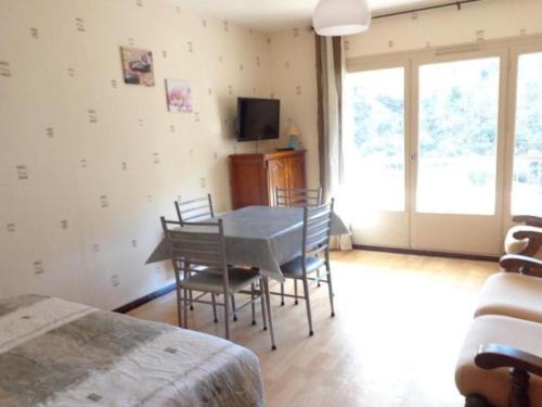 une pièce avec une table et des chaises et une chambre dans l'établissement Studio cosy avec balcon et parking - Proche cures et centre ville, Wifi, animaux acceptés - FR-1-703-39, à Amélie-les-Bains-Palalda
