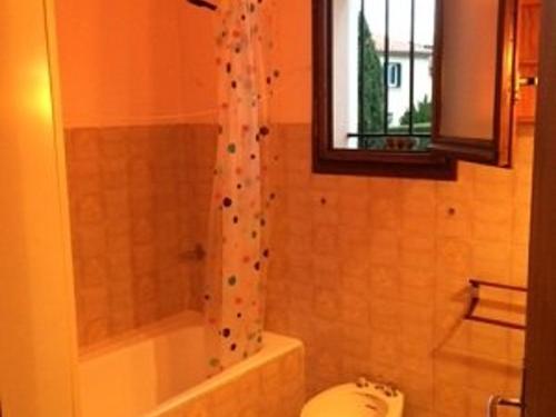 een badkamer met een toilet, een bad en een douche bij Maison Céret, 3 pièces, 6 personnes - FR-1-703-28 in Céret