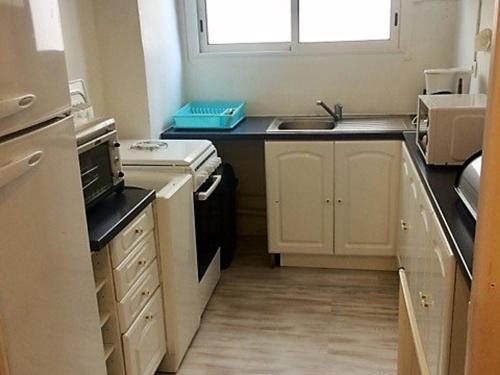 Appartement F3 avec balcon exposé sud, 2 chambres, proche commodités à Amélie-les-Bains - FR-1-703-42