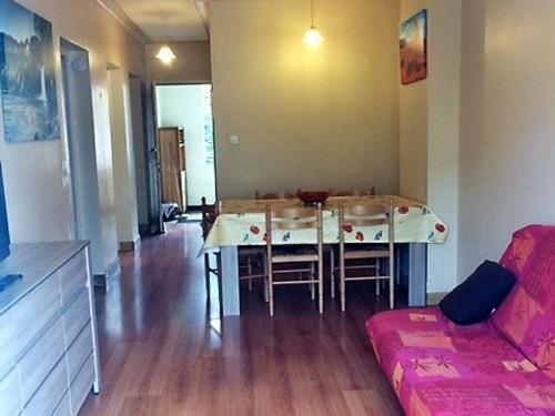 un salon avec une table et un canapé dans l'établissement Appartement F3 avec balcon exposé sud, 2 chambres, proche commodités à Amélie-les-Bains - FR-1-703-42, à Amélie-les-Bains-Palalda