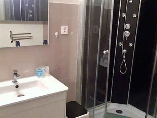 Kúpeľňa v ubytovaní Appartement F3 rénové, 2 à 6 pers, clim, wifi, garage fermé, animaux OK, Amélie-les-Bains - FR-1-703-31