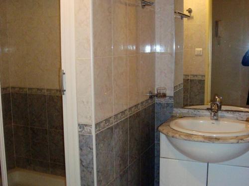 une salle de bain avec un lavabo et une douche dans l'établissement Charmant F2 avec Terrasse, Clim, Parking, Animaux OK - Amélie-les-Bains - FR-1-703-44, à Amélie-les-Bains-Palalda