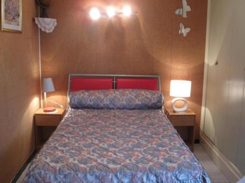 - une chambre avec un lit avec deux lampes et deux tables dans l'établissement Studio Amélie-les-Bains-Palalda, 1 pièce, 2 personnes - FR-1-703-33, à Amélie-les-Bains-Palalda