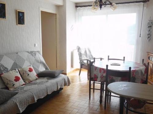 un salon avec un canapé et une table dans l'établissement Charmant F1bis avec Balcon et Garage à 10min des Thermes - Amélie-les-Bains - FR-1-703-45, à Amélie-les-Bains-Palalda