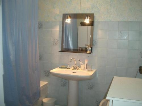 une salle de bain avec un lavabo et un miroir dans l'établissement Charmant F1bis avec Balcon et Garage à 10min des Thermes - Amélie-les-Bains - FR-1-703-45, à Amélie-les-Bains-Palalda