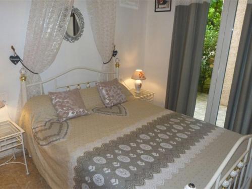 Posteľ alebo postele v izbe v ubytovaní Maison F3 avec jardin, terrasse, parking, WIFI, animaux admis - Céret - FR-1-703-43