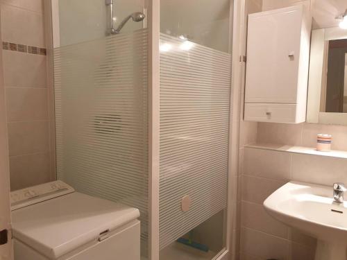 Kúpeľňa v ubytovaní F2 avec parking, terrasse & wifi à Amélie-les-Bains, animaux acceptés - FR-1-703-53