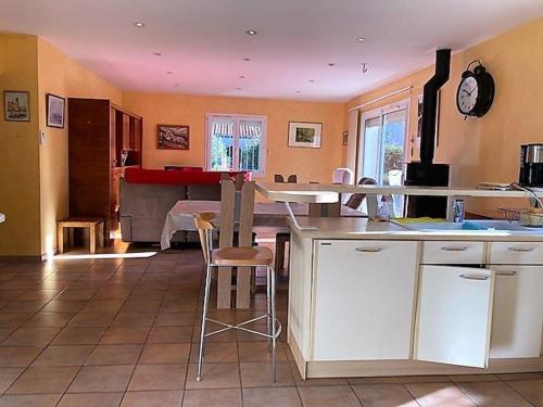 - une cuisine avec un comptoir et une table dans une pièce dans l'établissement Maison lumineuse avec jardin, 3 ch., proche centre de Céret, jusqu'à 6 pers., animaux bienvenus - FR-1-703-49, à Céret